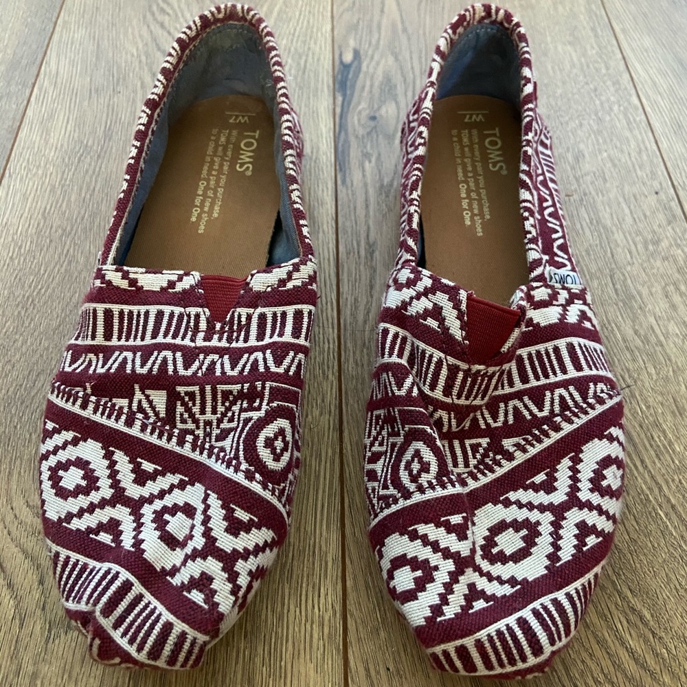 2/20Toms canvas southwestern/tribal print slip-ons